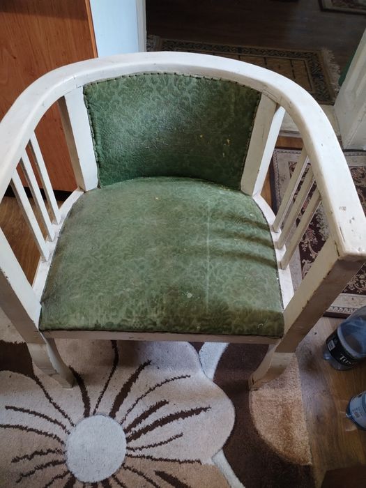 Vând doua scaune albe cu tapițerie verde