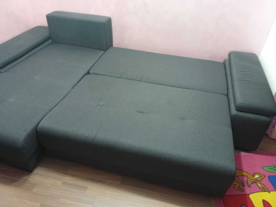 Vând canapea extensibila,foarte puțin folosită!