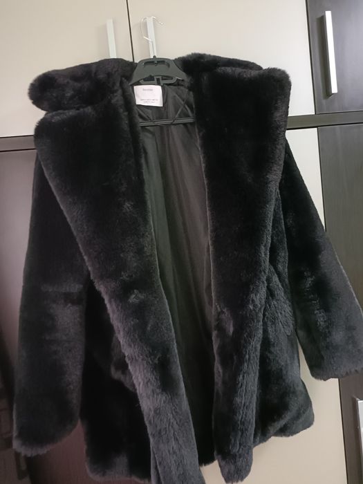 Vând haina de blana Bershka
