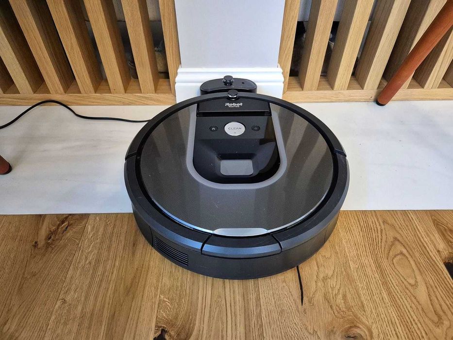 Продавам използвана прахосмукачка робот iRobot Roomba 975