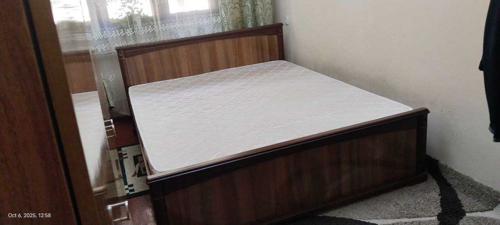 Двухместная кровать для спальни.