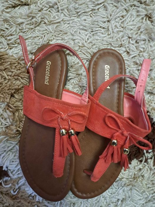 Летни сандали и обувки на цени до 10лв.