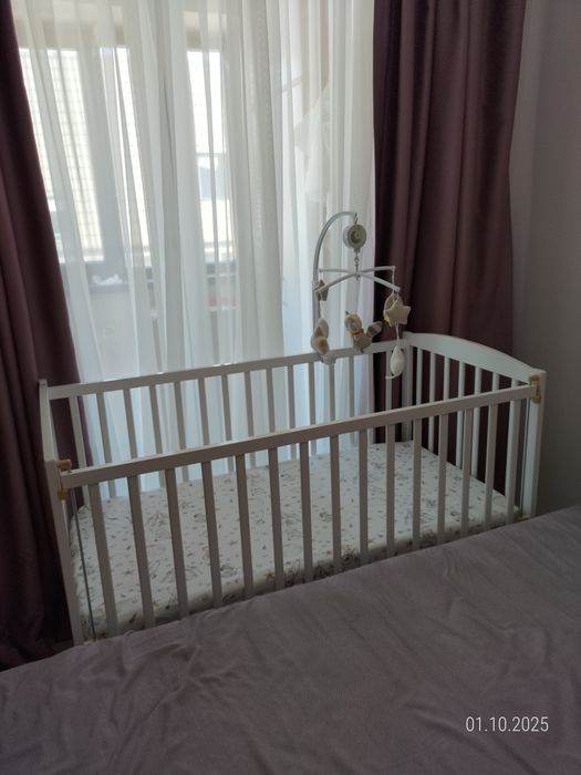 Pătuț bebeluș din lemn cu roți+ saltea din cocos (120x60)