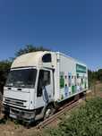 Camion apicol Iveco 7,5 cu echipat cu lăzi