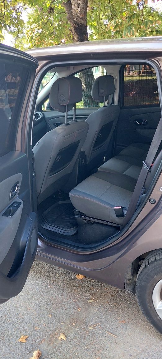 Продавам renault scenic 3       .2012 година