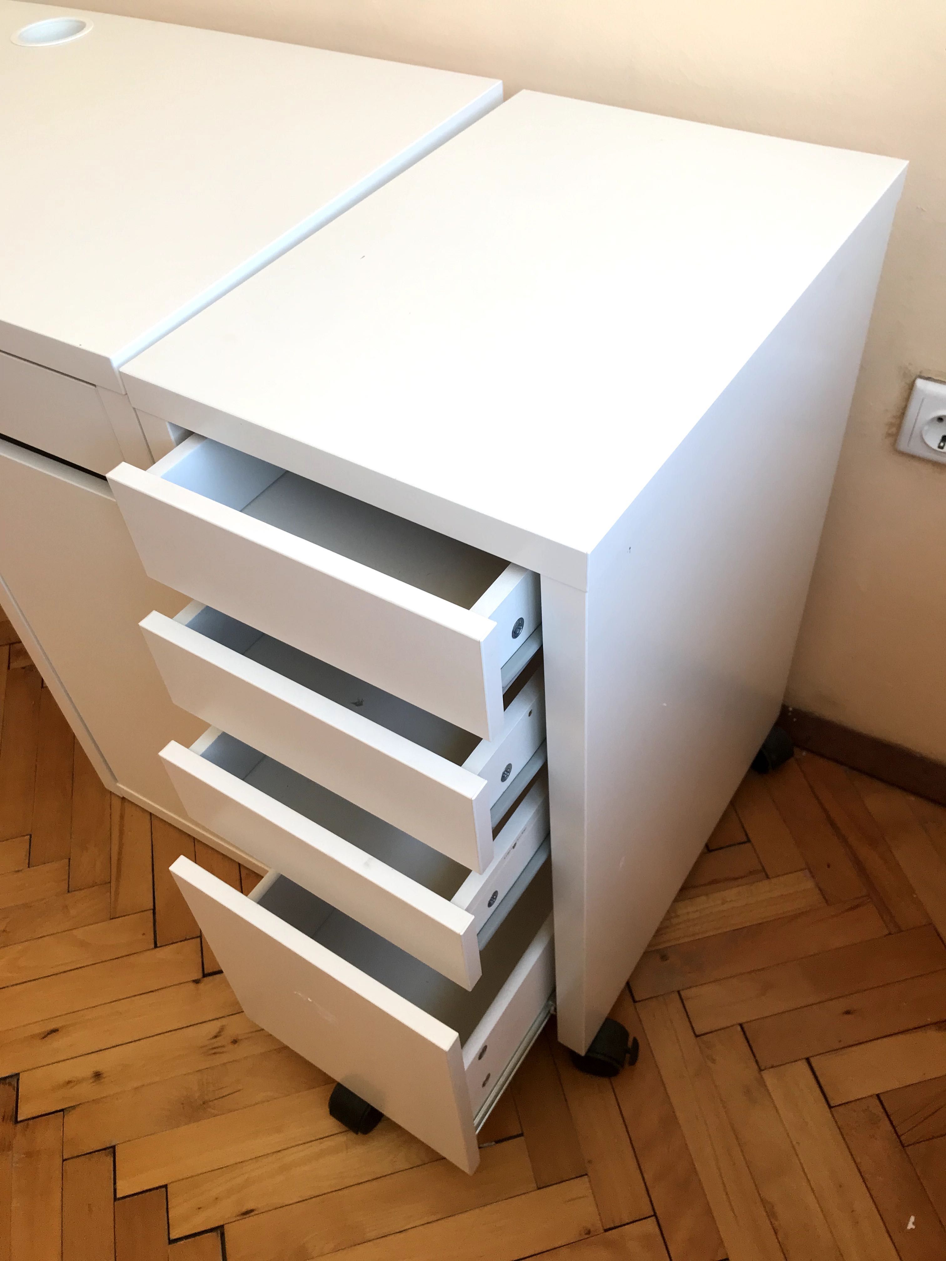 Бюро и контейнер IKEA MICKE и ниска библиотека IKEA BILLY