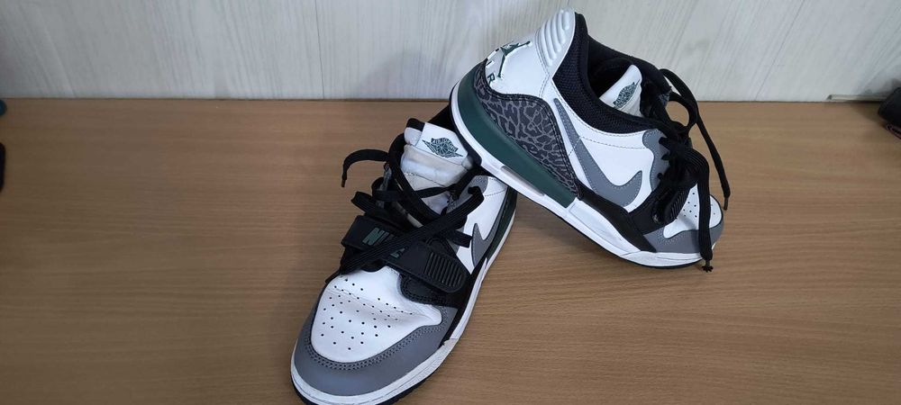 Vând pantofi sport Jordan Air