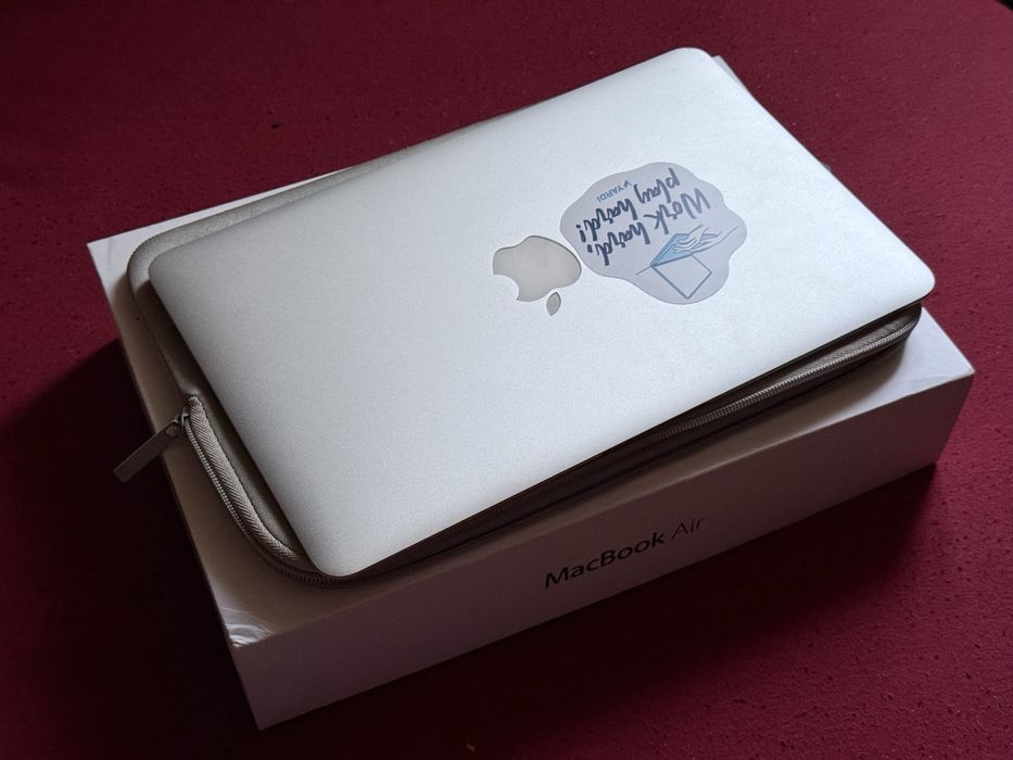 Vând Macbook Air 11-inch Early 2014 FULL BOX