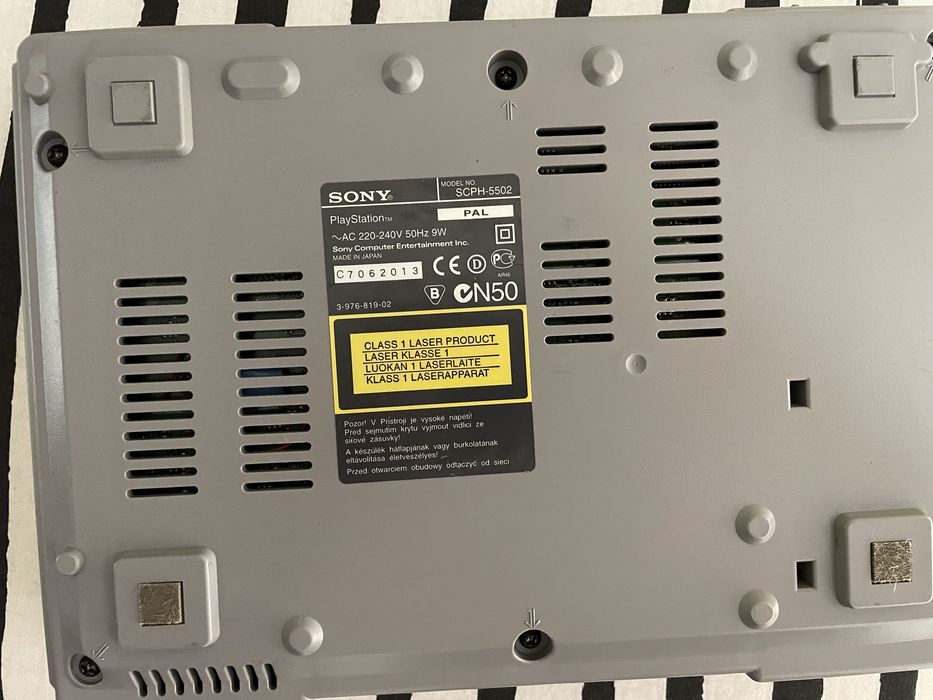 Consolă PS1 Modată cu Chip + Accesorii