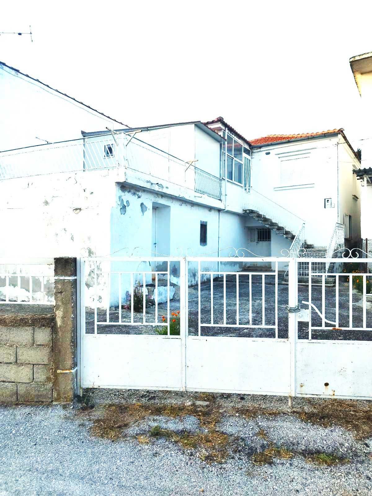 Продава се 2 ет. къща 195 м2 и двор 200 м2 в Сохос, Северна Гърция