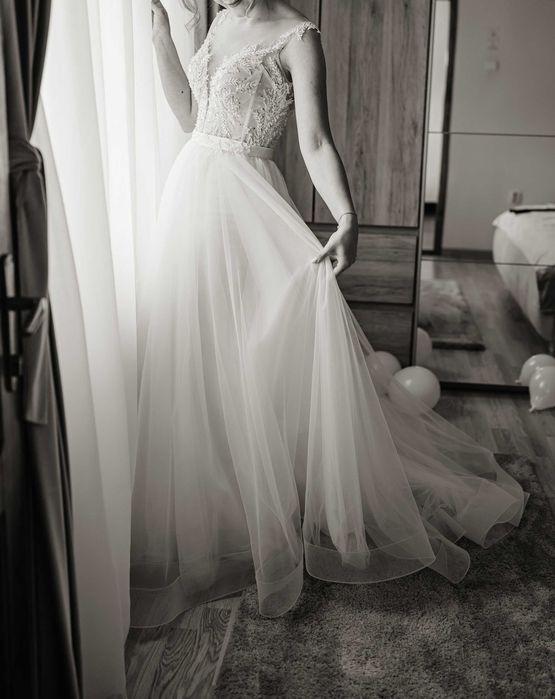 Vând sau închiriez rochie de mireasă cu trenă detașabilă