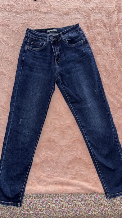 Тъмно сини дънки