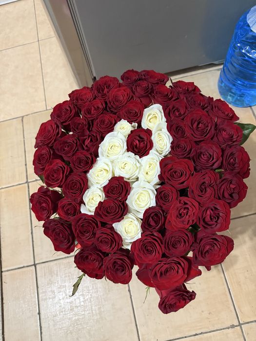 Цветы с буквой А в корзине, свежие только ночью были готовы