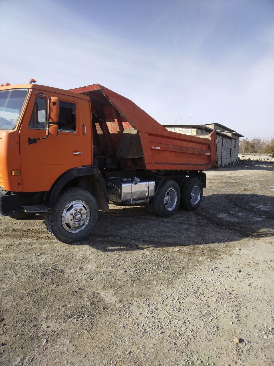 Kamaz sotiladi 9000$ kelishamiz yingil moshinaga barter ham qiilamiz