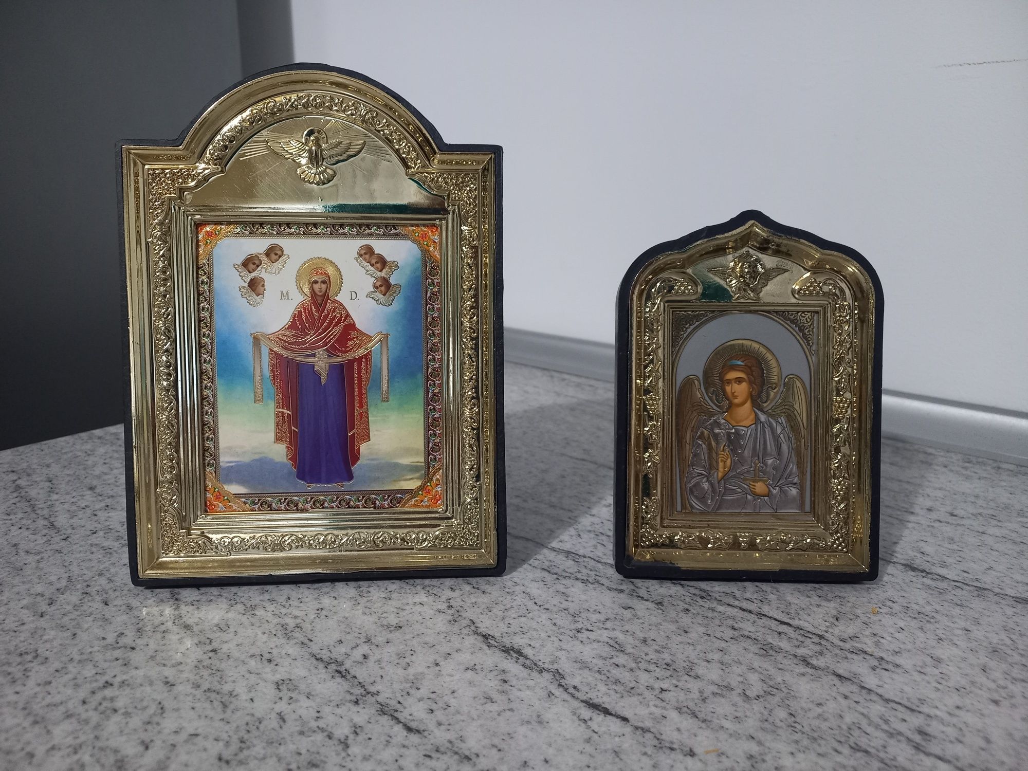 Vand doua icoane cu postament noi fara eticheta