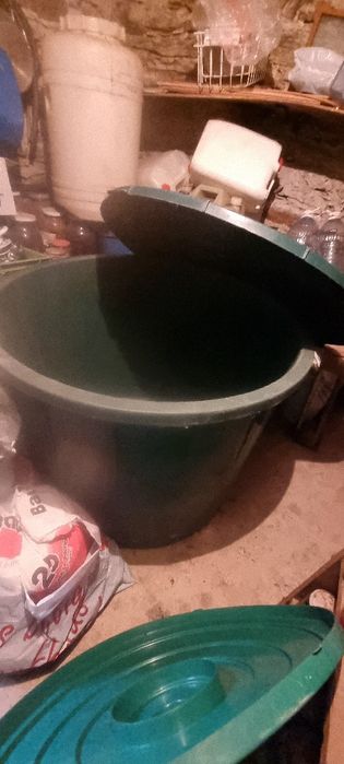 Doua  buc.butoaie din plastic  cu capac,reciptiente folosite .un sezon