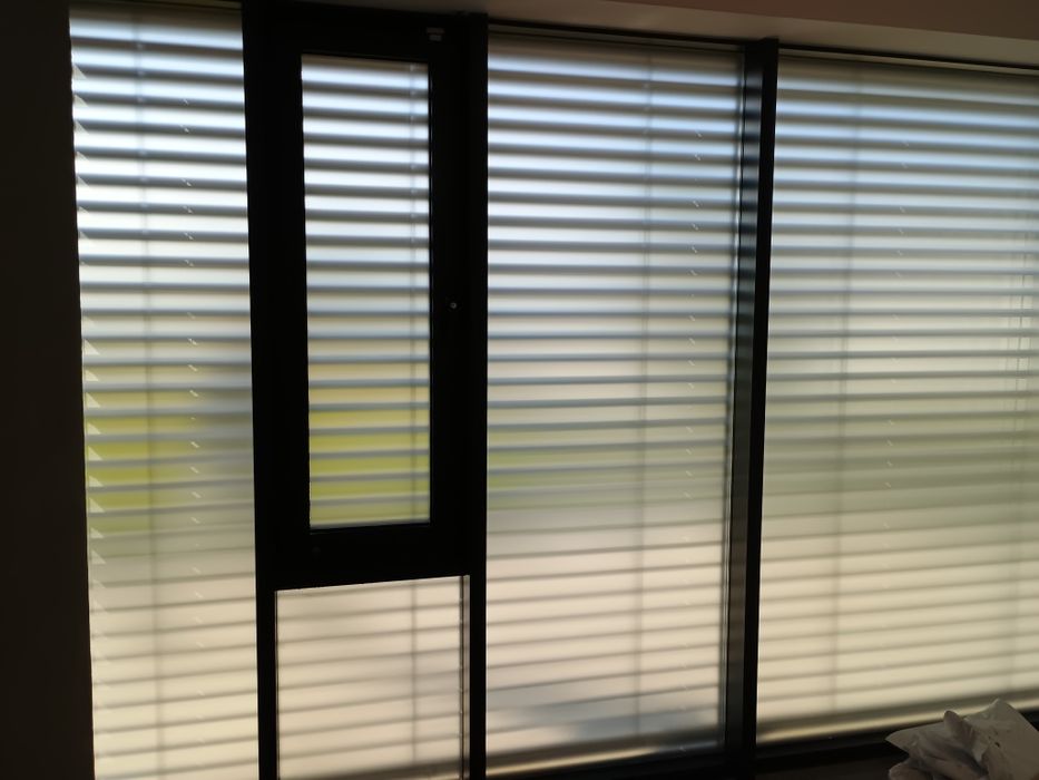 Folii geamuri/colantări vitrine