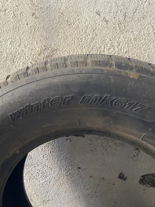 Пара зимних шин 235/70/16.