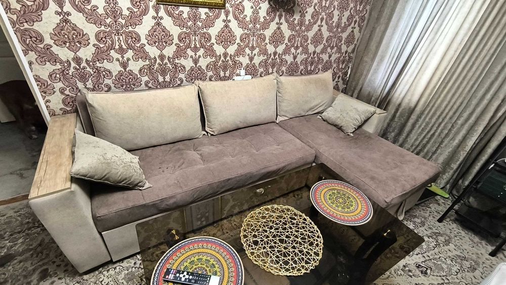 Угловой диван отдам даром