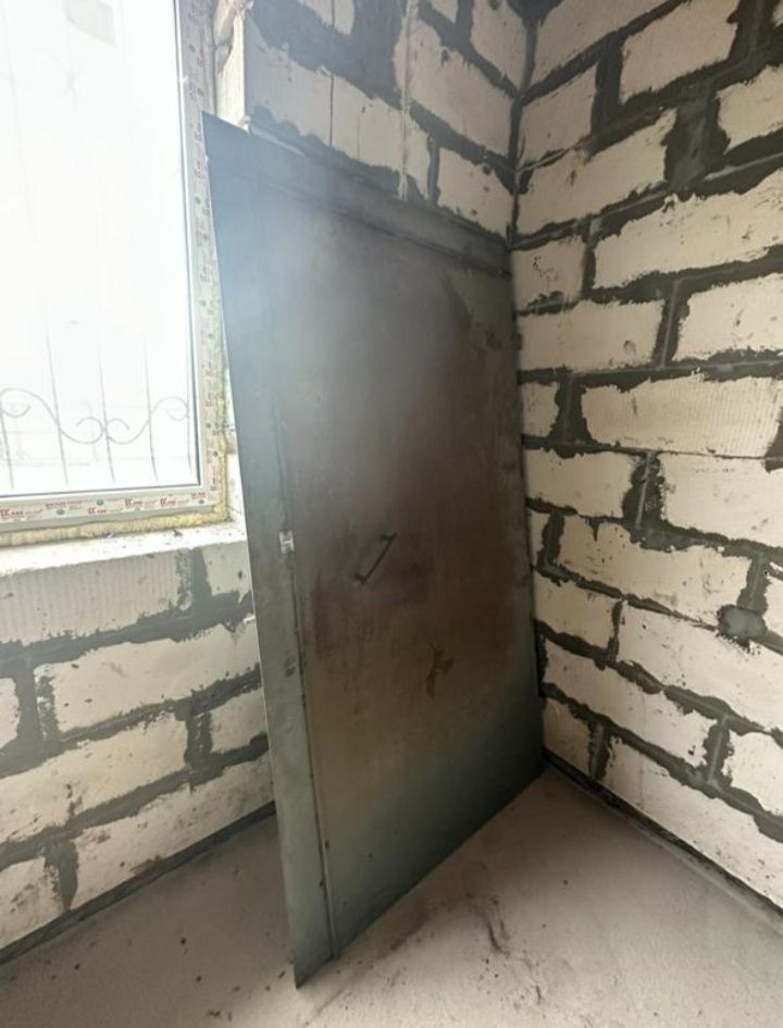 Продам железную дверь