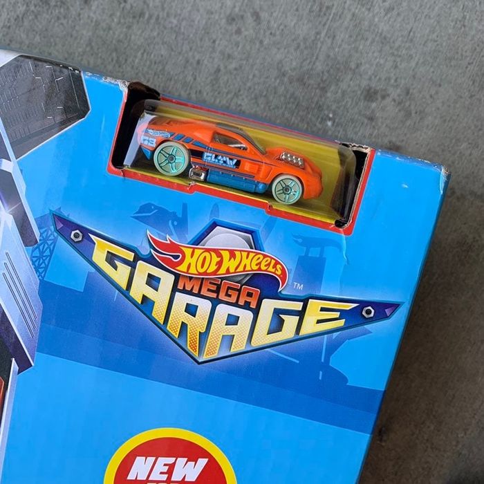 Мега гараж с количка Hot Wheels City FTB68