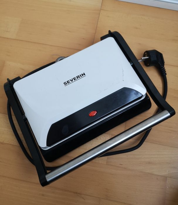GRILL, sandwich-maker ideal pentru prepararea carnii, pestelui si legu