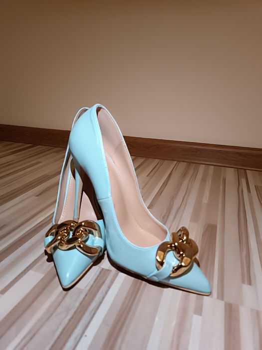 Pantofi stiletto cu detaliu auriu