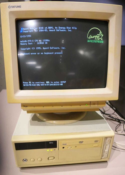 Inchiriere Decoruri TV Tub CRT Retro Radio Vintage PC Games LAN Jocuri