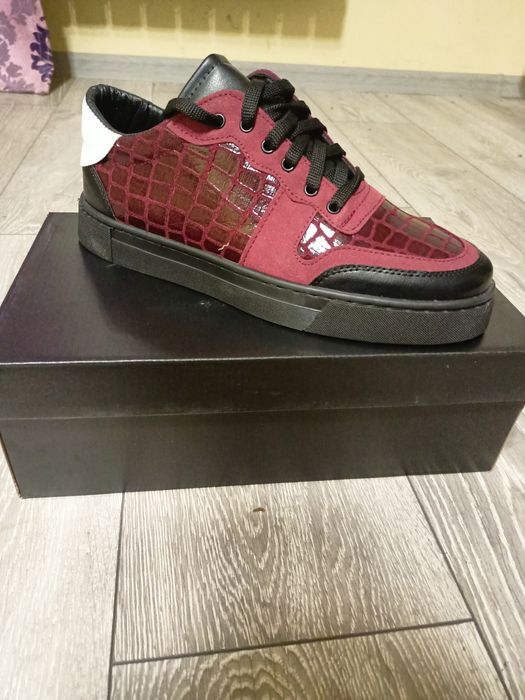 Vănd Adidași culoare Negri