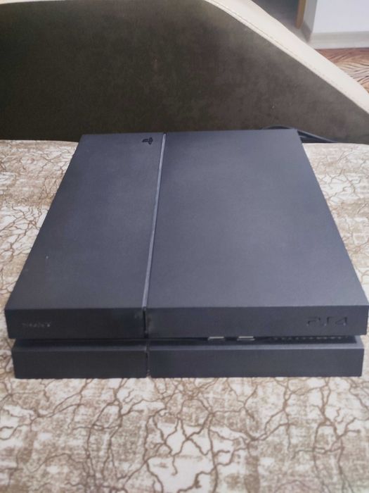 Продавам PS 4 в отлично състояние.