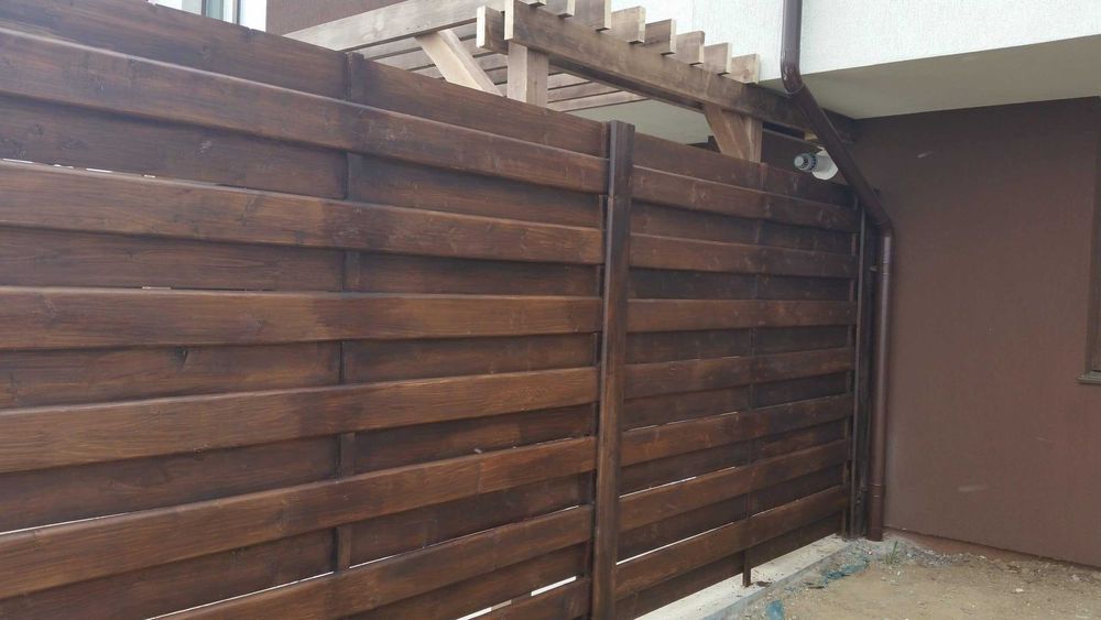 Garduri din plasa bordurata, sipca metalica, lemn stil jaluzea, fier