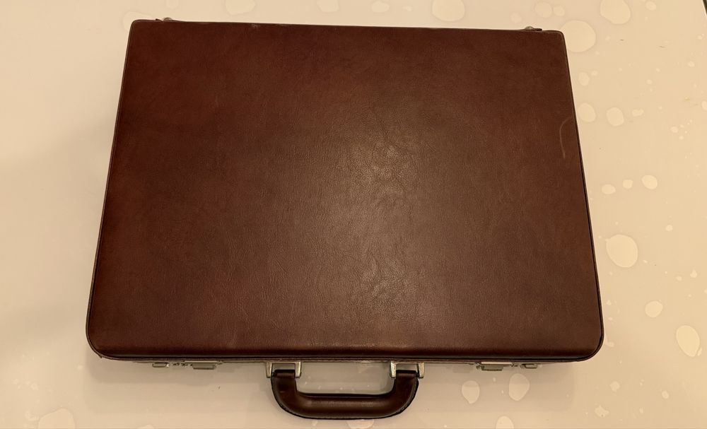 Vand geanta diplomat maro cu cifru