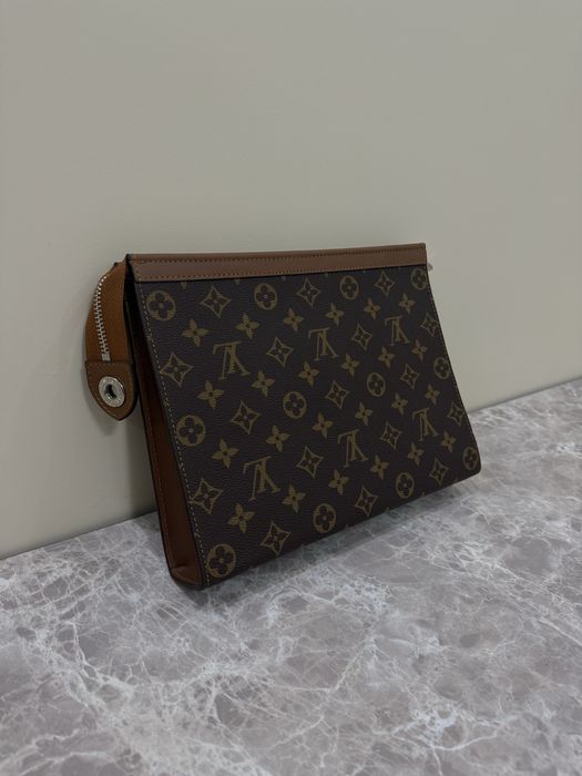 КАТО ЧИСТО НОВ Louis Vuitton Clutch
