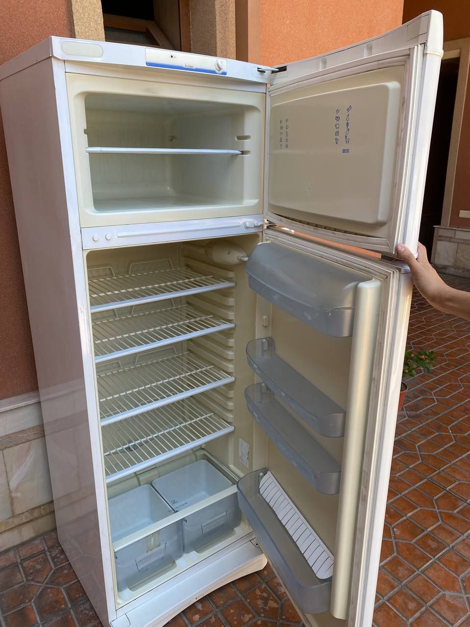 Продаётся рабочий холодильник Indesit.
Ishlab turgan muzlatgich sotila