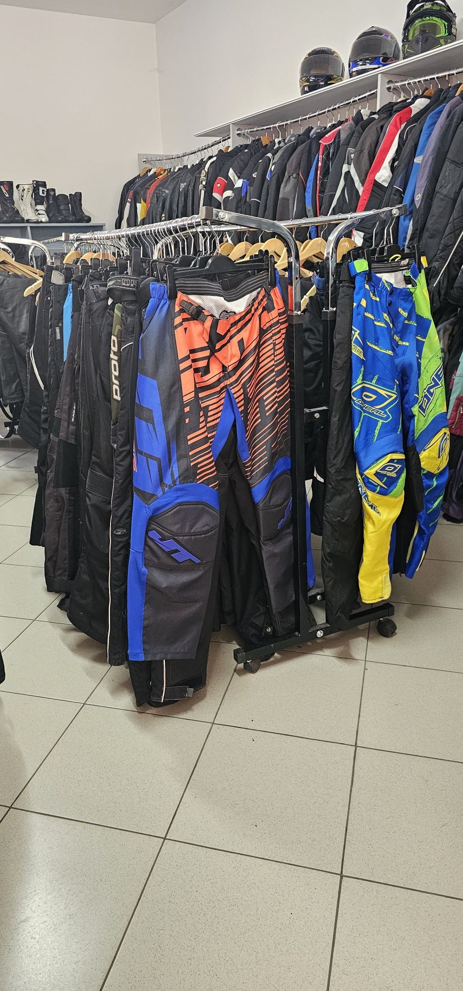 Pantaloni moto mai multe mărimi și modele