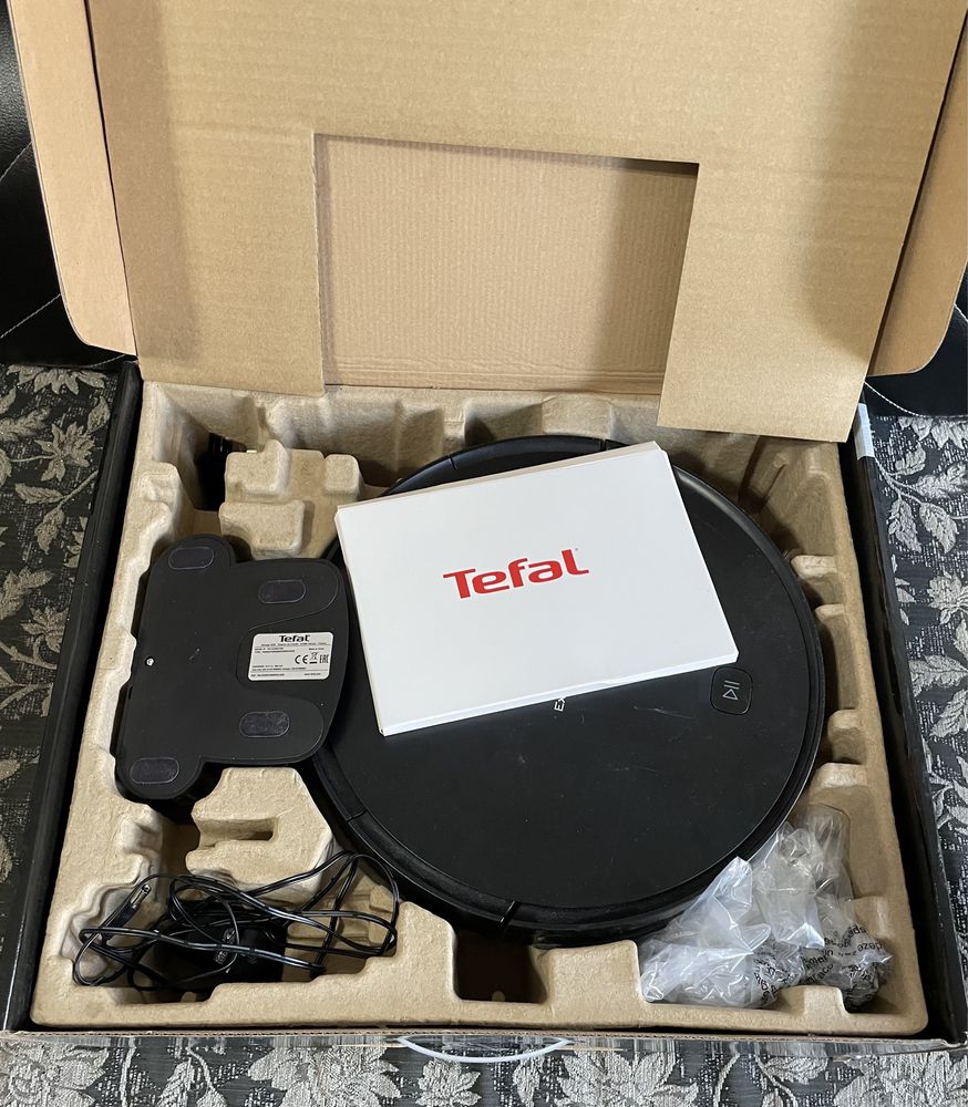 Продам робот-пылесос Tefal