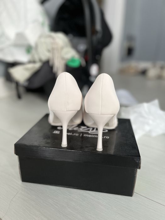 Pantofi albi eleganti