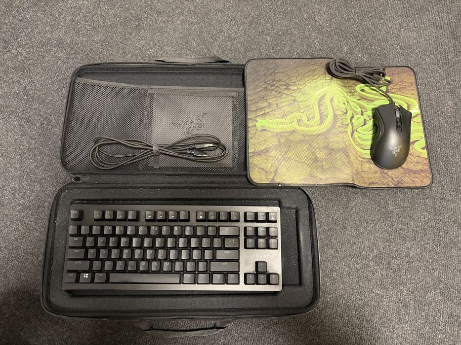 Клавиатура Razer Huntsman с подарък кейс, мишка и пад
