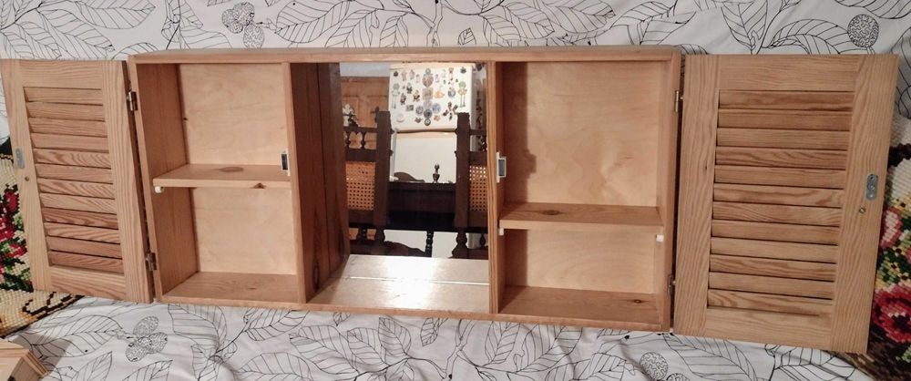 Dulap din lemn cu oglindă