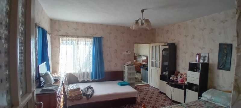 Къща с голям двор в Ломница