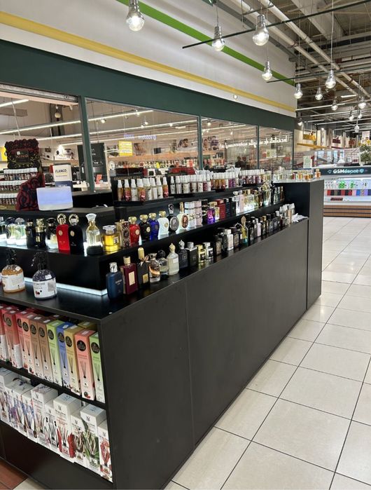 Vand sau inchiriez stand de parfumuri