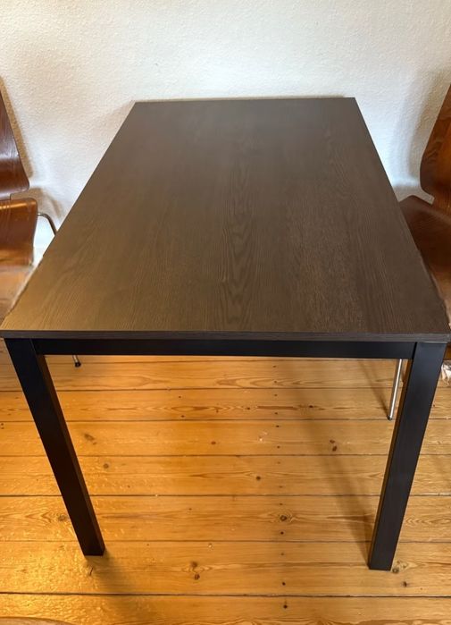 Masa extensibila potrivita pentru 6-8 persoane cu picioare metalice