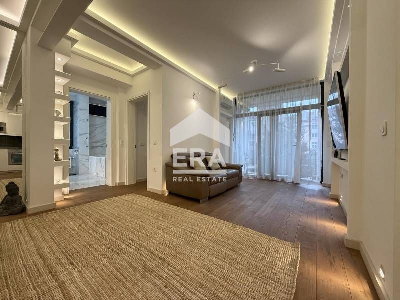 Елегантен тристаен апартамент на ул. 6-ти Септември - Жълтите павета