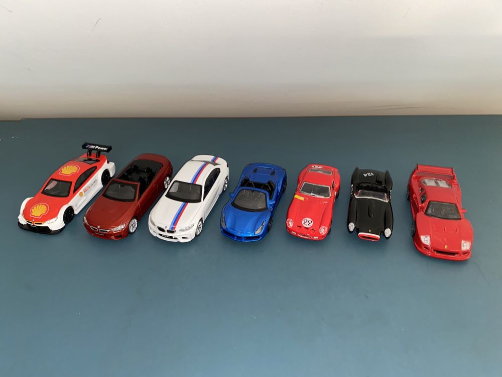 Колекционерски фигури на коли (BMW, Ferrari)