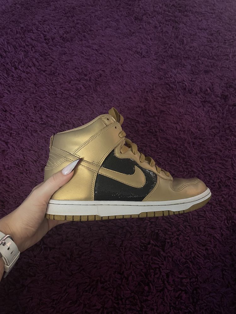 Nike dunk high “Metalic gold”