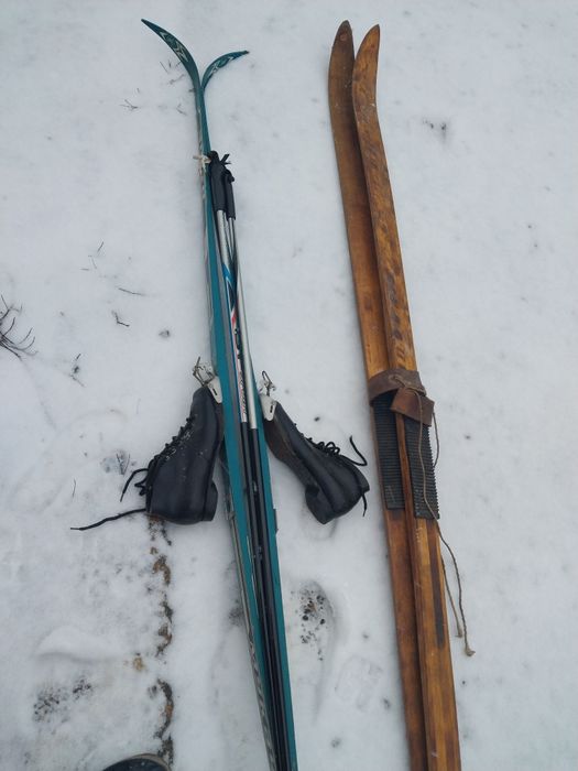 Спортивные лыжи.