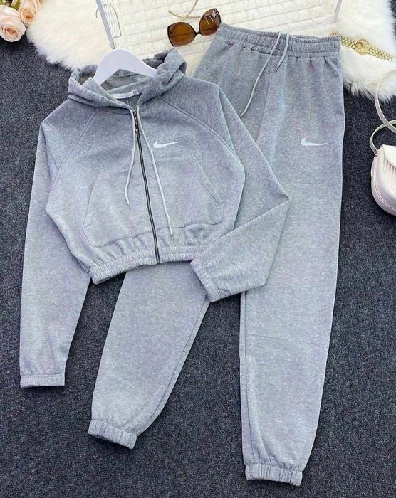 Nike Дамски Спортни Екипи (S-L) Различни Цветове