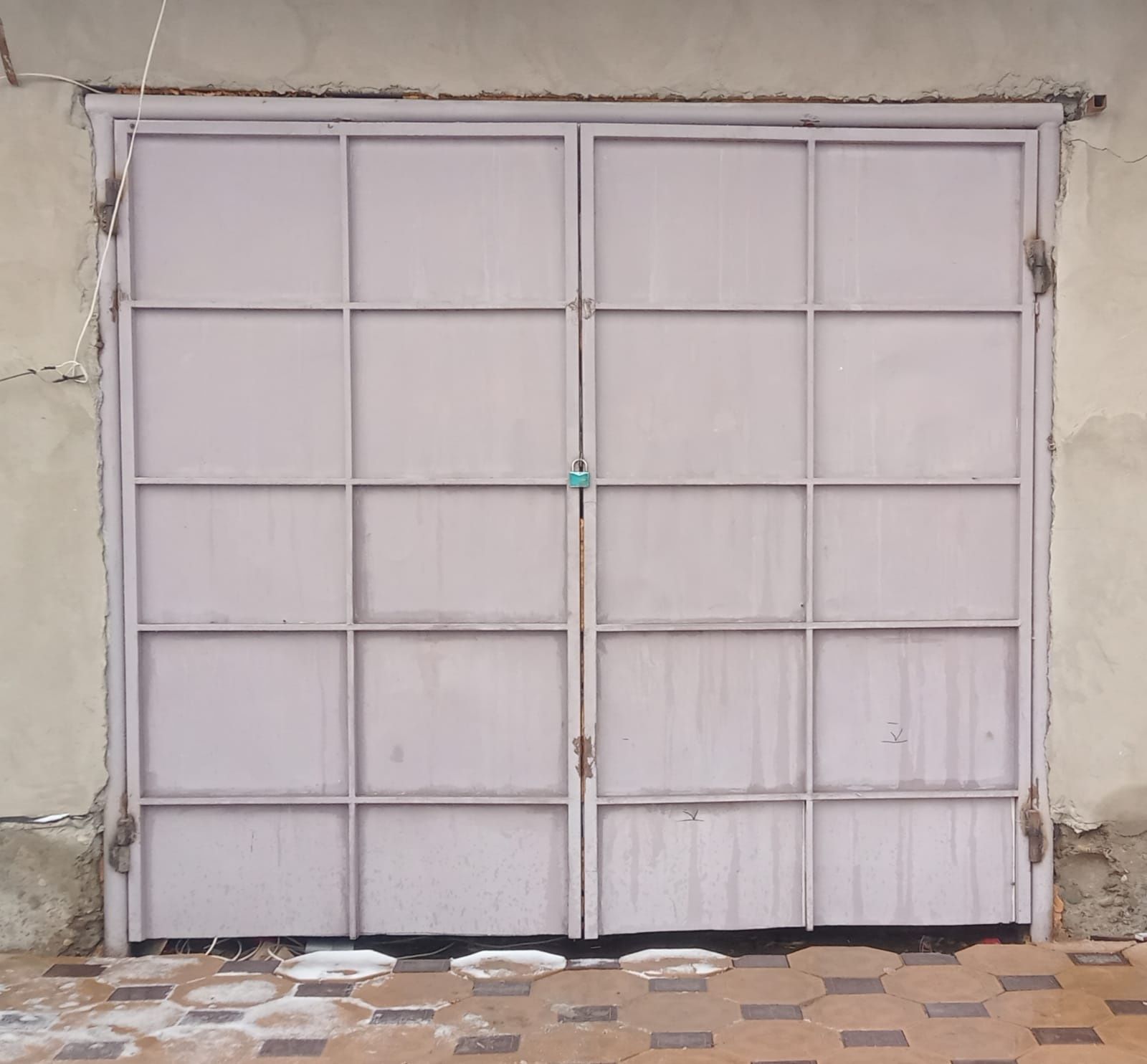 Дверь гаража с рамкой