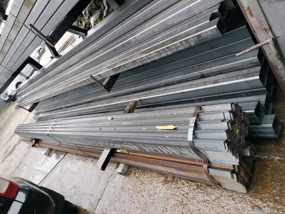 Țeavă metalică și stâlpi pentru gard