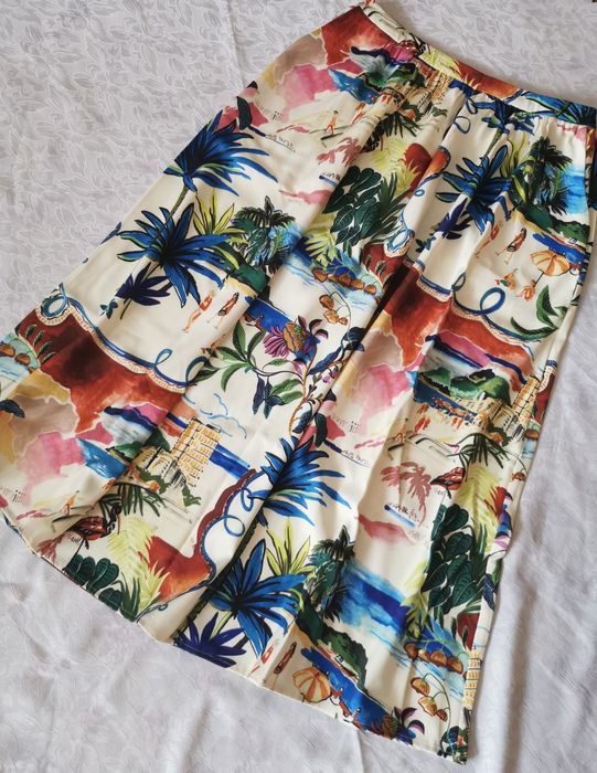 Разкроена пола в пъстри цветове